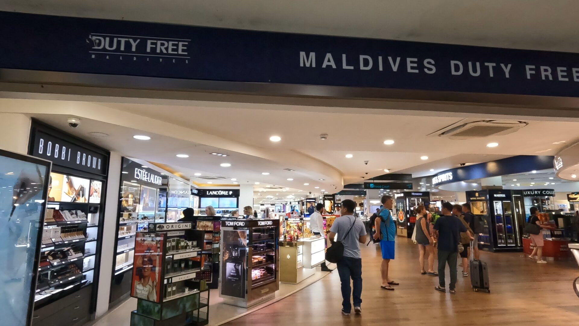 旧国際線ターミナルの「MALDIVES DUTY FREE」の免税店エリア