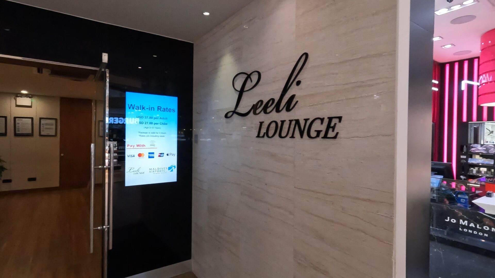 Leeli Lounge入口の看板と、Walk-in Rates(大人37.80米ドル・子ども27.00米ドル)の料金掲示