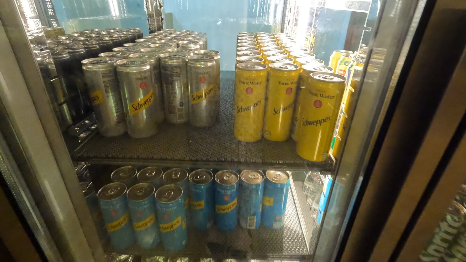 Leeli Loungeのドリンクコーナーに並ぶSchweppesの炭酸飲料