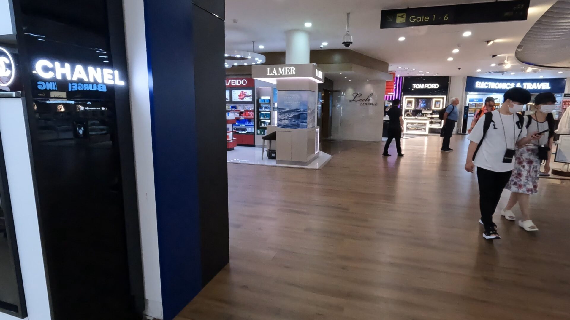 免税店の通路の奥に見えるLeeli Loungeの入口
