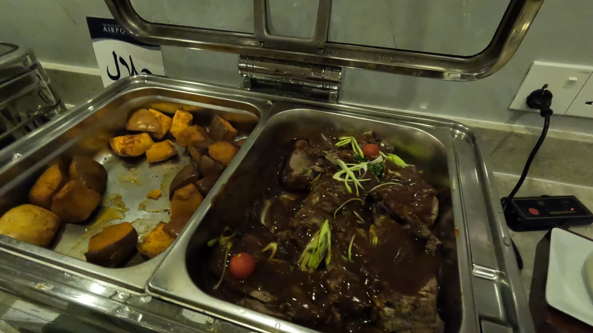 Leeli Loungeの軽食。肉料理やサラダが並ぶ