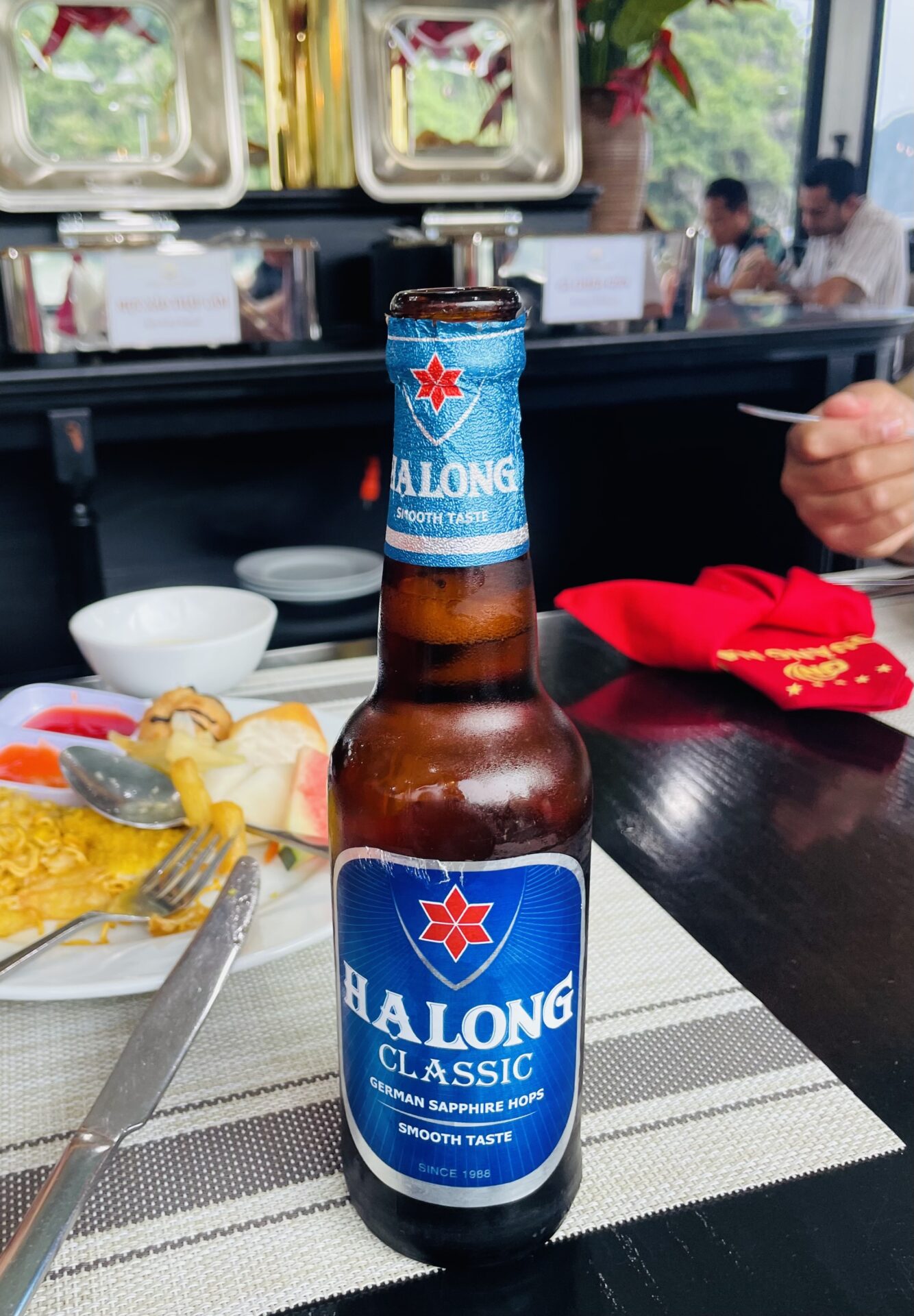 ハロン湾クルーズ船のテーブルに置かれたHALONG CLASSICの瓶ビール
