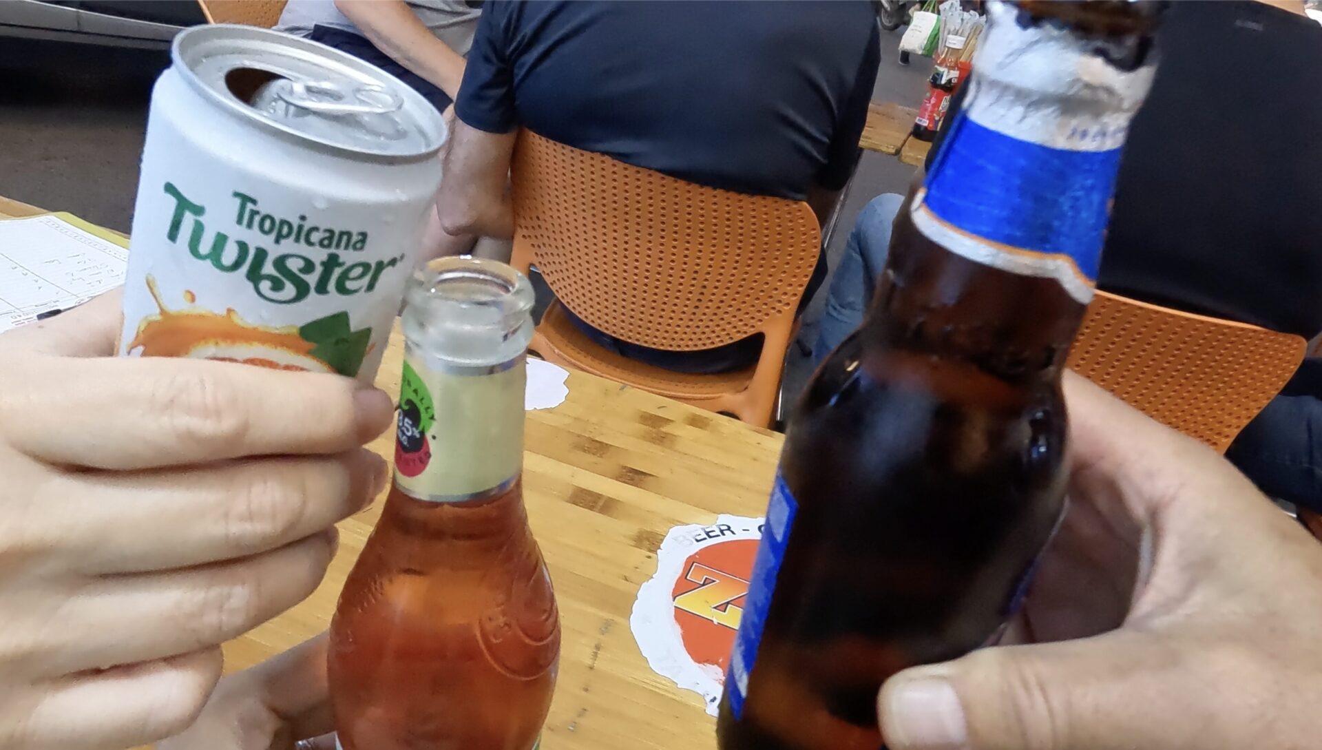 タヒエン通りで乾杯。Twisterの缶、ストロングボウの瓶、タイガーの瓶