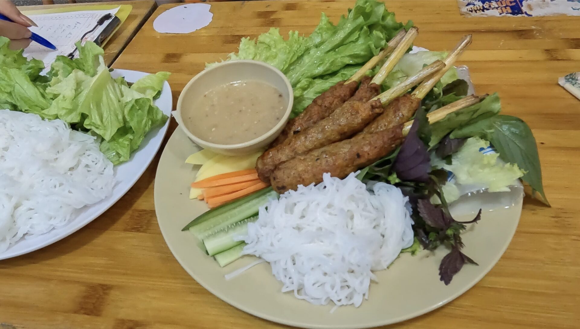 レモングラスに巻いたつくね串ネムルイと、ブン(米麺)・生野菜の盛り合わせ