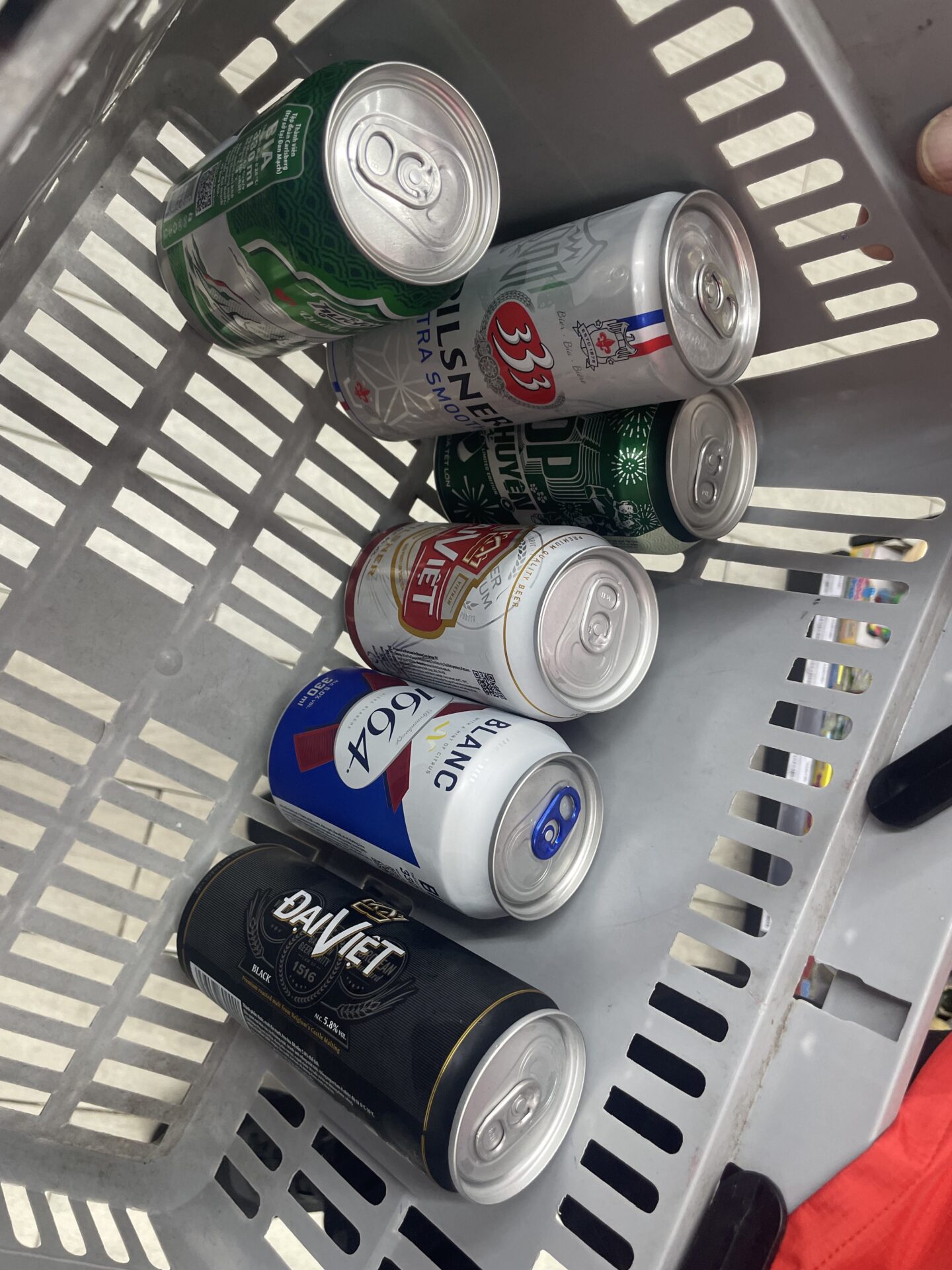ベトナムのスーパーの買い物かごいっぱいに詰め込んだ8種類のビール缶