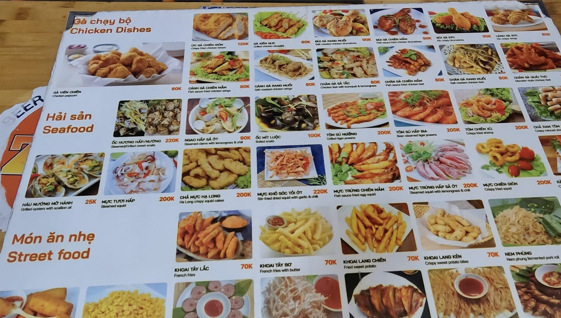 タヒエン通りZO 26のフードメニュー。鶏料理・海鮮・軽食が写真つきで並ぶ