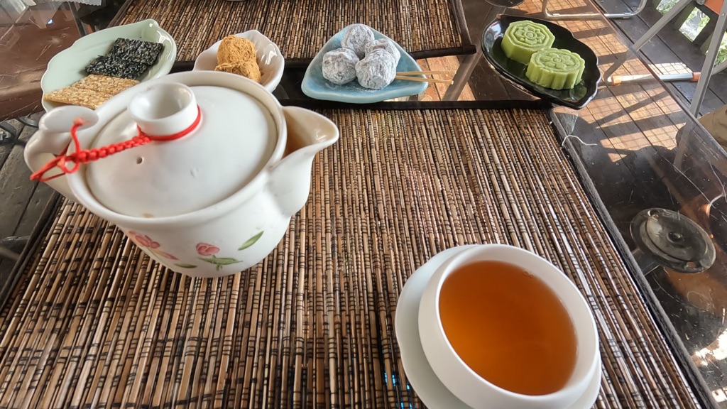 阿妹茶樓のティーセット。冷たい台湾茶とごま煎餅・わらび餅・甘い梅干し・落雁