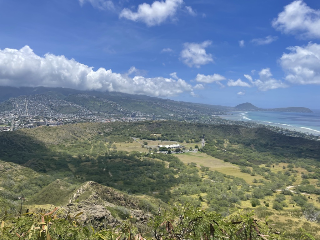 ダイヤモンドヘッド山頂から見たワイキキの街並みと海