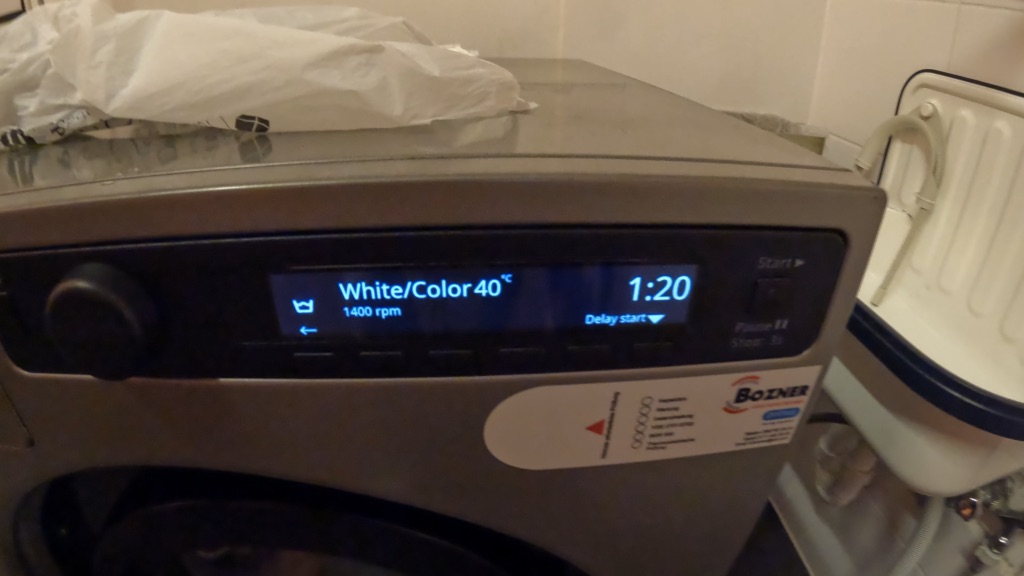 ドイツのコインランドリー洗濯機の操作パネル画面（White/Color 40℃・1400rpm設定）