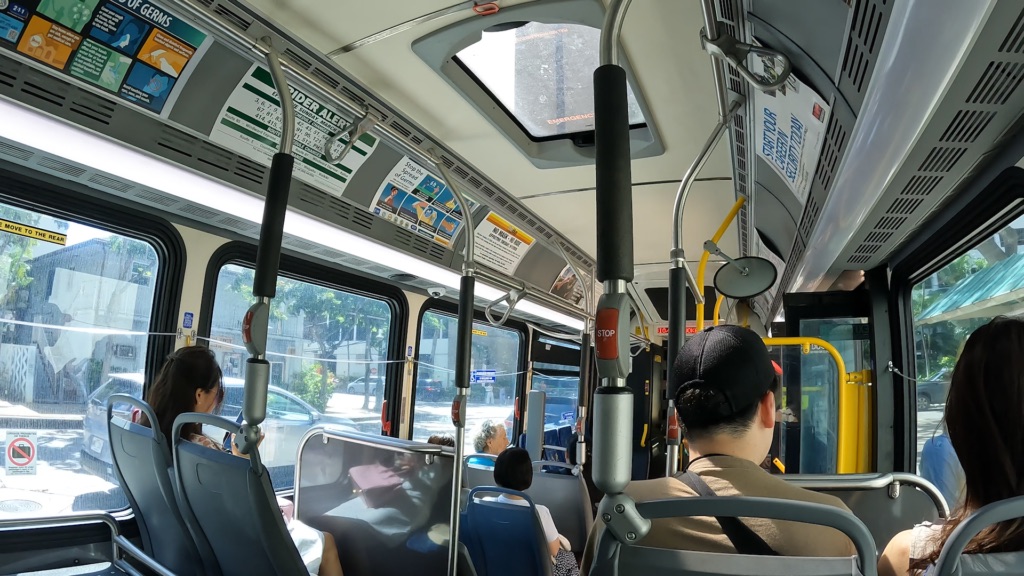 ダイヤモンドヘッドへ向かうThe Bus