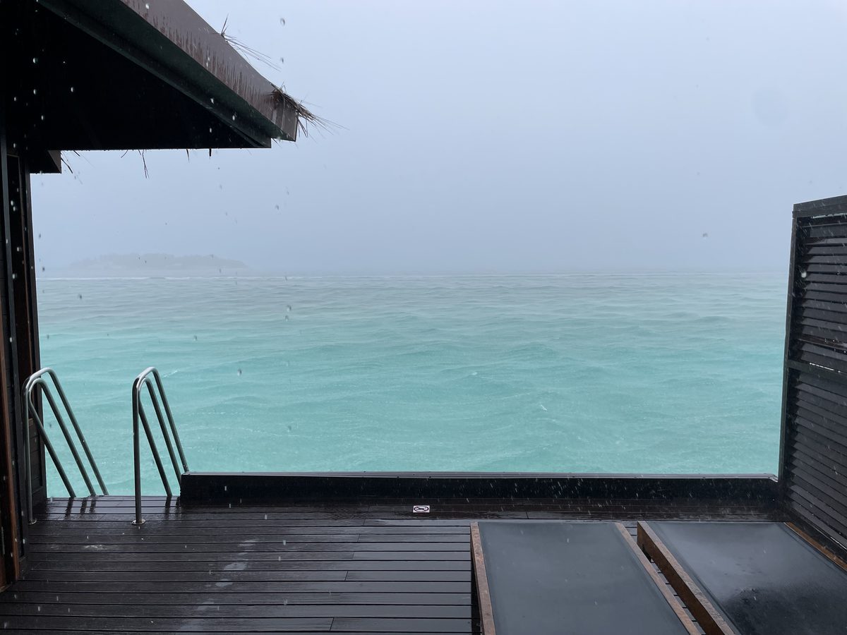 雨の日の水上ヴィラのデッキから見たモルディブの海