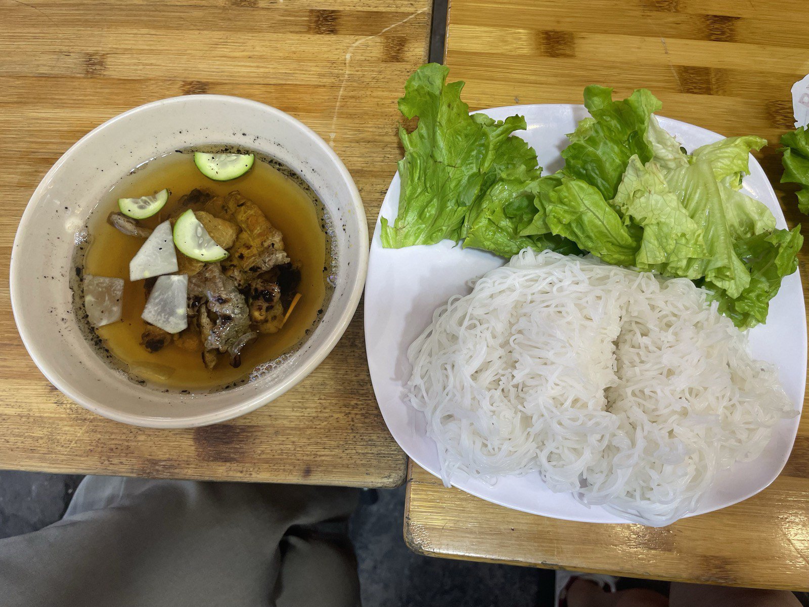 ハノイ名物ブンチャー。焼いた豚肉が入ったつけだれと米麺・レタス