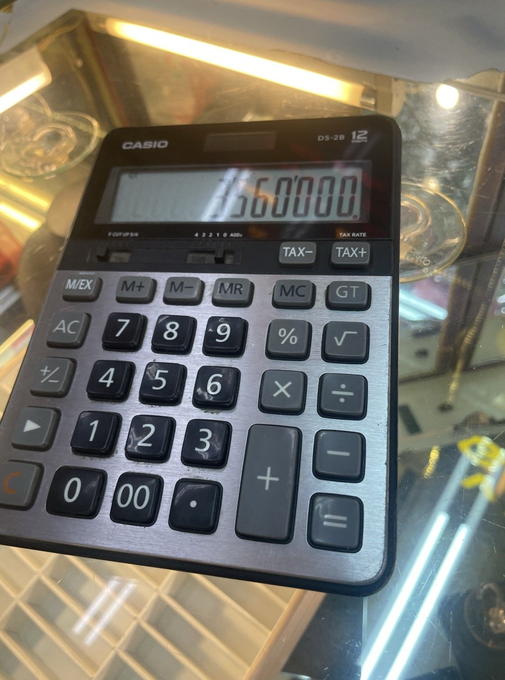 ハノイの宝石店で両替後の金額3,560,000ドンを表示した電卓