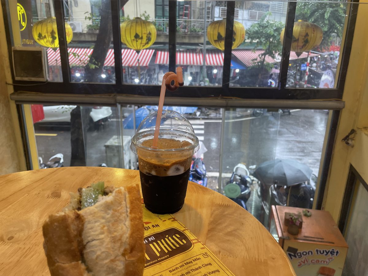 バインミーLONG HOIの店内で食べたバインミーとドリンク