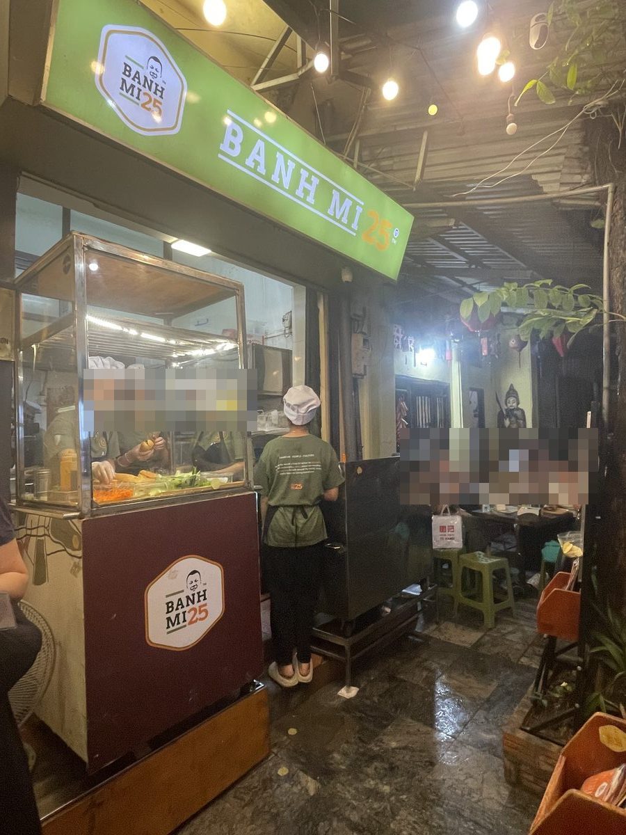 ハノイ旧市街のバインミー25の店頭