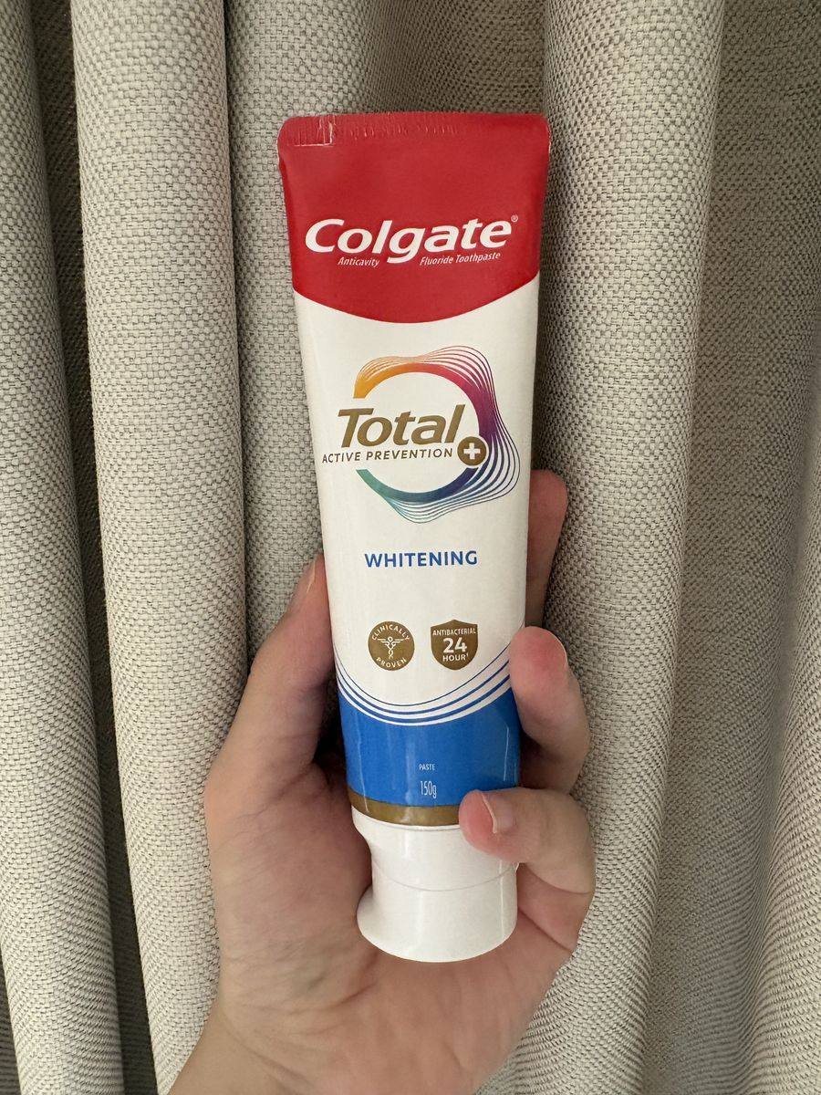 ベトナムの薬局で買ったColgate Total Active Prevention Whitening 150gのチューブ