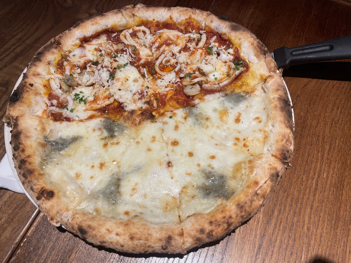 Pizza 4P'sのハーフ&ハーフピザ。シーフードとスパイシートマトソース/4種のチーズ