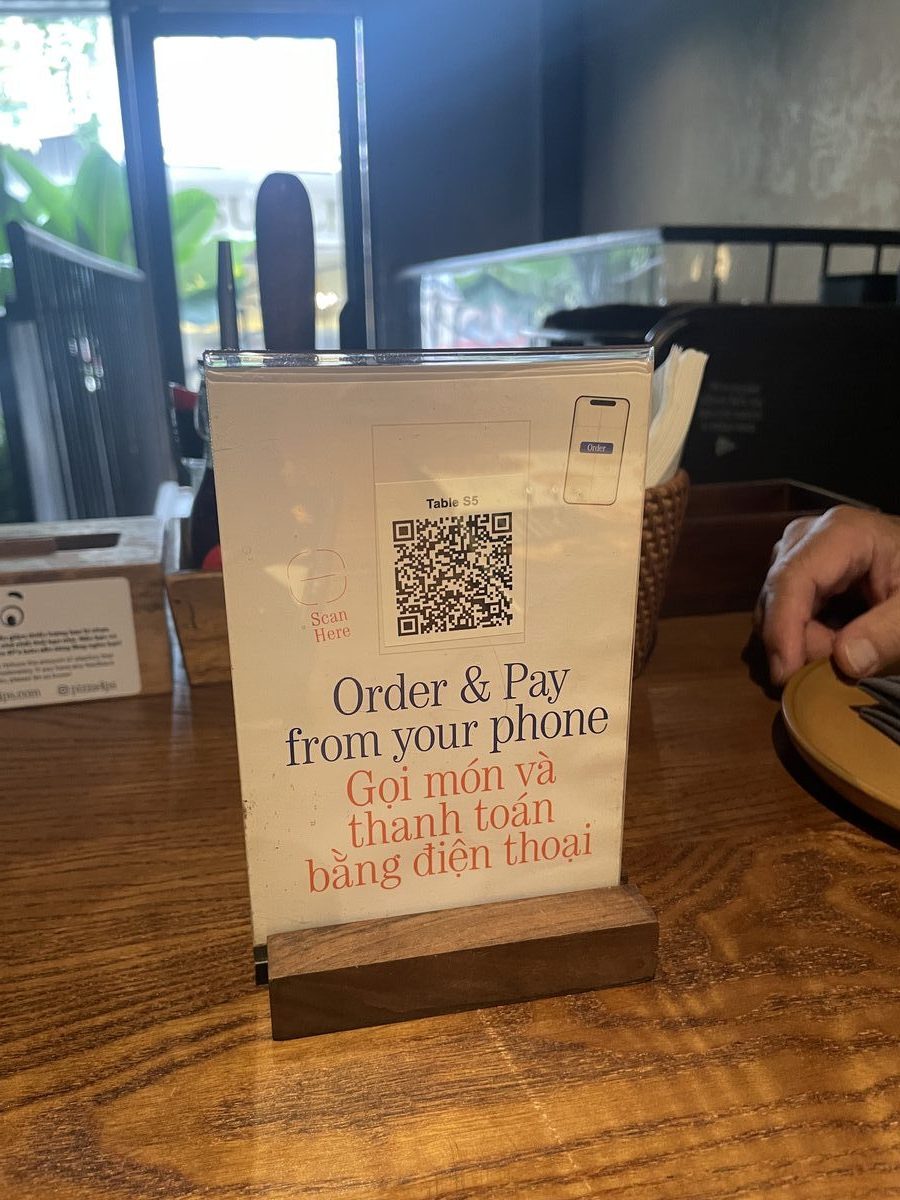 Pizza 4P'sのテーブルに置かれた注文用QRコード(Order & Pay from your phone)